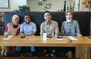 Keberhasilan Pemimpin, Berasal Dari Keluarga Yang Harmonis. Sering Terlihat Fikar – Yos  Blusukan Bersama Istri