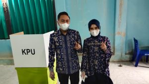 Pakai Batik Incung Khas Sungai Penuh, Cawako Fikar Azami Didampingi Istri Nyoblos di TPS 1 Koto Tuo Tanah Kampung
