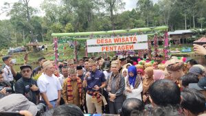 Bupati Kerinci Adirozal Dampingi Kemenparekraf Sandiago Uno di Desa Wisata Pentagen
