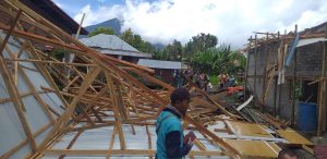 Breaking News !!! Puting Beliung, Atap Rumah Warga di Kayu Aro Kerinci Berterbangan