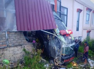 Breaking News !!! Mobil Ambulance Dikabarkan Tabrak Homestay