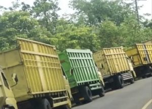 Parkir di Bahu Jalan, 9 Mobil Angkutan Batubara di Kempesi Ban