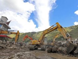 Tim Gabungan Terus Berjibaku Lakukan Pembersihan Material Longsor di Sumut dan Jateng