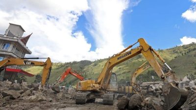 Tim Gabungan Terus Berjibaku Lakukan Pembersihan Material Longsor di Sumut dan Jateng