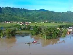 Jalan Debai Kembali Lumpuh, Mobil Pertamina Membawa Gas Terbalik Kedalam Sawah