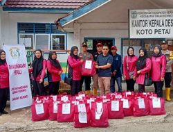 Bhayangkari Ranting Danau Kerinci Peduli, Bagikan Bantuan Temui Korban Banjir