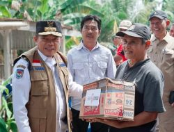Serahkan Bantuan Korban Banjir Mandiangin, Gubernur Al Haris Ingatkan Warga Tetap Waspada