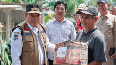 Serahkan Bantuan Korban Banjir Mandiangin, Gubernur Al Haris Ingatkan Warga Tetap Waspada