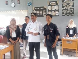 Pj Bupati Kerinci Asraf Bersama Keluarga Mencoblos di TPS 02 Desa Sebukar
