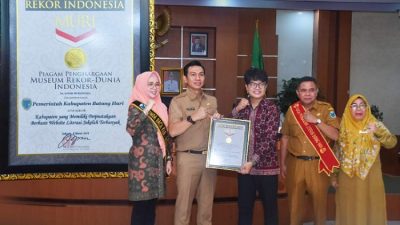 Bupati Batanghari M Fadhil Arief Terima Penghargaan Rekor MURI, Ternyata ini yang Dilakukan