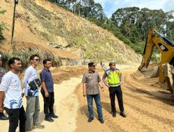 Pj Bupati Kerinci Pantau Longsor di Jalan Puncak, Asraf : Jalan Sudah Bisa Dilewati, Harapkan Tak Ada Kenaikan Sembako