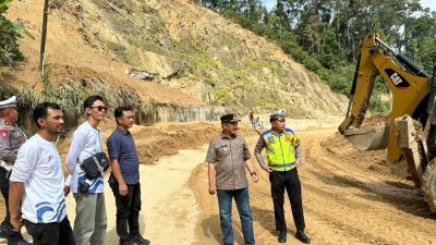 Pj Bupati Kerinci Pantau Longsor di Jalan Puncak, Asraf : Jalan Sudah Bisa Dilewati, Harapkan Tak Ada Kenaikan Sembako