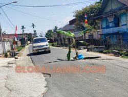 Percantik Jalan, Warga Pendung Hiang Tanam Pohon Pisang di Jalan Berlobang Seperti Sumur