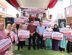 Wako Ahmadi Serahkan Bantuan Bedah Rumah dan Jamban Sehat