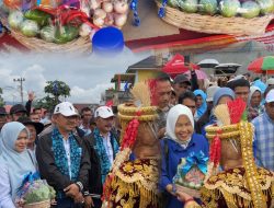 Dapat Bingkisan Hasil Pertanian, Simbol Warga Kayu Aro Gantungkan Harapan Petani ke Monadi – Murison