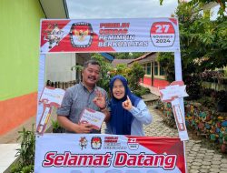 Ke TPS Bersama Sang Istri, Monadi Tampak Sumringah dan Full Senyum