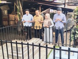 Jelang ke TPS, Calon Wakil Bupati Kerinci Murison Berdoa di Makam Orang Tua