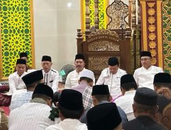 Bupati Kerinci Monadi Dampingi Gubernur Al Haris Safari Ramadhan di Masjid Jamik Sungai Penuh