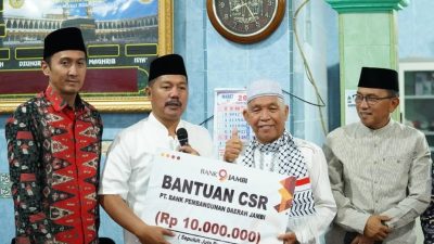 Safari di Mukai Hilir, Bupati Kerinci Monadi Kembali Serahkan Bantuan CSR Bank Jambi untuk Masjid Baitul Ikhsan