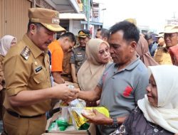 Pantau Sembako Jelang Lebaran, Bupati Kerinci Monadi Ikut Jualan Minyak Goreng