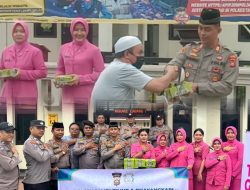 Polsek Jambi Timur Bersama Bhayangkari Bagi Takjil Gratis