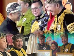 Komit Lestarikan Bahasa dan Budaya Lokal, Bupati Kerinci Monadi Terima Penghargaan Nasional