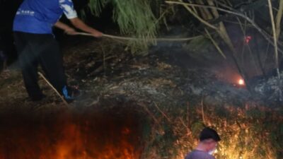Api Nyaris Lahap Pemukiman, Damkar Tak Kunjung Datang, Warga Padamkan Api dengan Air Aqua
