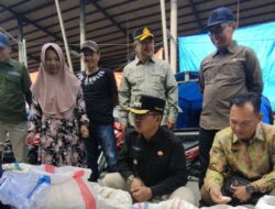 Tak Sekedar Sidak, Wabup Murison Juga Bantu Warga Kurang Mampu dan Pedagang Beli Sembako