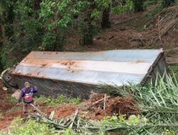 Truk Tronton Masuk Jurang di Kerinci Akibat Rem Blong, Satu Orang Luka