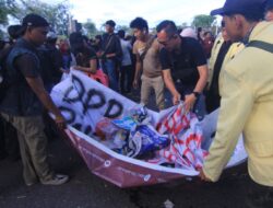 Kedewasaan Demokrasi : Mahasiswa Padang dan DPR Harmonis, Aksi Ditutup dengan Bersih-Bersih
