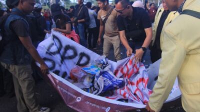 Kedewasaan Demokrasi : Mahasiswa Padang dan DPR Harmonis, Aksi Ditutup dengan Bersih-Bersih