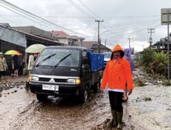 Banjir di Kayu Aro, Bupati Monadi Turun Langsung Lokasi Bantu Atur Lalu Lintas