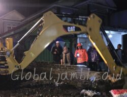 Turunkan Alat Berat, Kadis PUPR Maya Novefry Dampingi Bupati Pantau Pembersihan Saluran Air Di lokasi Banjir Kayu Aro