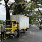 Truk Canter Hantam Pohon di Sanggaran Agung, Sopir Luka di Kepala Akibat Mengantuk Globaljambi.co.id_20251023_122444_0000