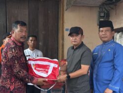 Wujud Kepedulian, Bupati Monadi Salurkan Bantuan untuk Korban Kebakaran Desa Pendung Hilir