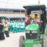 Keren !! Wabup Murison Diarak Naik Traktor Pertanian Saat Buka Jambore Ranting Wilayah IV IMG-20251011-WA0038