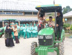 Keren !! Wabup Murison Diarak Naik Traktor Pertanian Saat Buka Jambore Ranting Wilayah IV