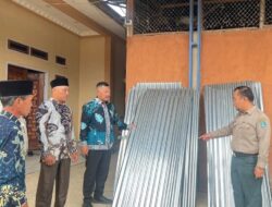 Bupati Kerinci Serahkan Bantuan kepada Warga Terdampak Puting Beliung di Koto Tebat