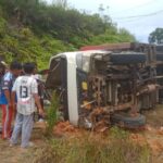 Diduga Rem Blong, Mobil Dinas PLN Terbalik di Kawasan Tugu PKK Bukit Tengah IMG-20251026-WA0034