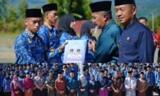Bupati Kerinci Monadi Serahkan 334 SK PNS Pemkab Kerinci