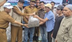 Wawako Azhar Hamzah Serahkan 12.000 Bibit Ikan untuk Kelompok Pembudidaya Ikan Kayangan