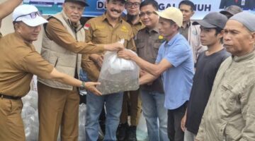 Wawako Azhar Hamzah Serahkan 12.000 Bibit Ikan untuk Kelompok Pembudidaya Ikan Kayangan