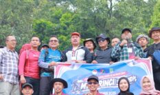 Pimpinan Cabang Bank Jambi Kerinci Abdel Haq Mendaki Gunung Kerinci Bersama Bupati Monadi dan 28 Pemuda Tangguh
