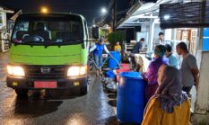 Demi Kepuasan Pelanggan, PDAM Tirta Sakti Kerinci Lembur hingga Malam Salurkan Air Bersih